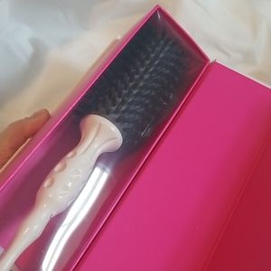 Beachwaver Blow Out Pro Round Brush. BRAND NEW.